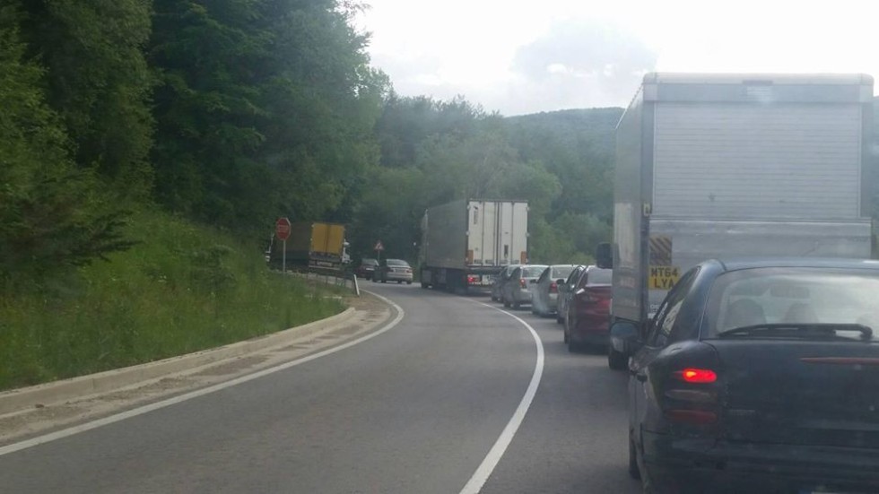 Заради аварирал тир: Километрична опашка от камиони и автомобили на прохода „Петрохан“