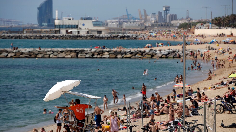 Препълнени плажове в Испания след падането на извънредното положение 