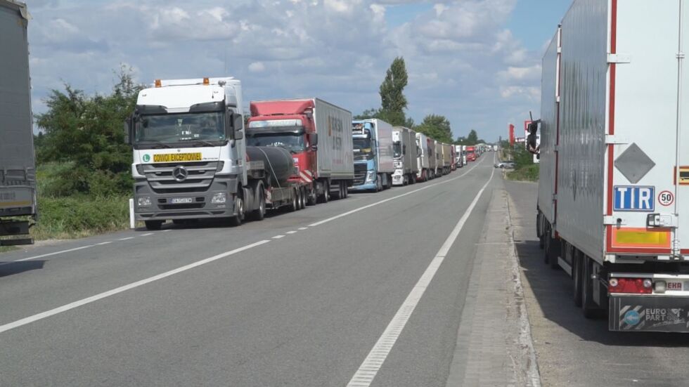 Засилени проверки и километрична колона от камиони на ГКПП "Дунав мост 2"