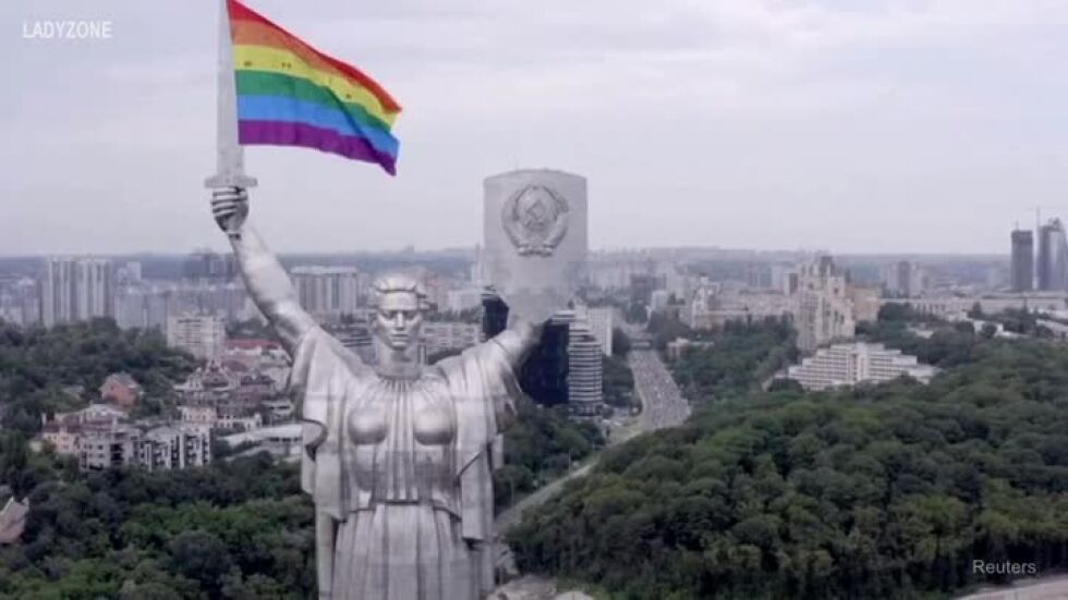 Сърп, чук и флаг на дъгата: смела акция в Киев (ВИДЕО)