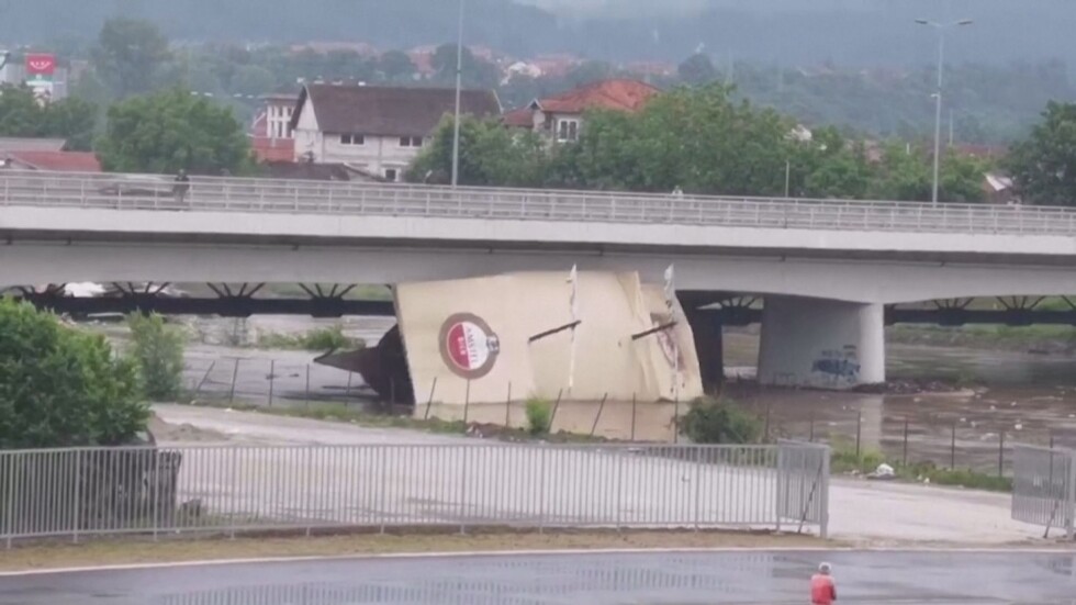 Наводнения в Сърбия: Лодки, носени от река, се разбиха в мост (ВИДЕО)