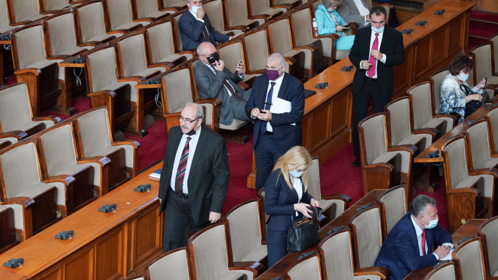 Въпреки санкциите: Депутати без маски в НС (СНИМКИ)