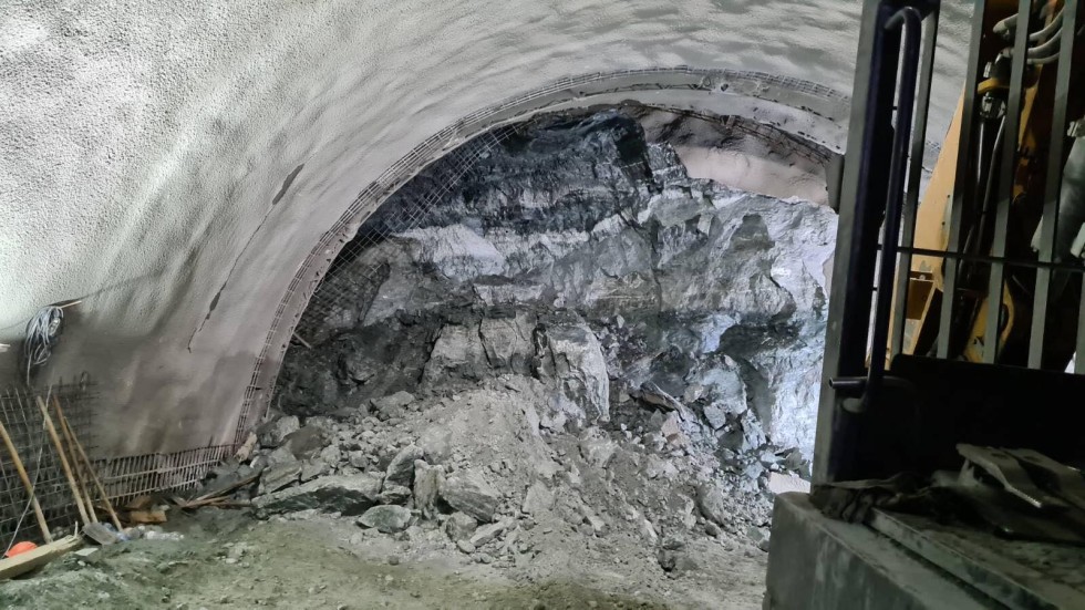 Трима работници пострадаха при срутване в тунел „Железница“ (ОБЗОР)