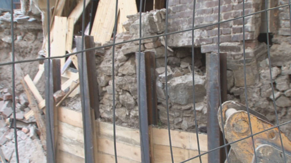 Спират строежа, при който рухна стена на съседен имот в Пловдив