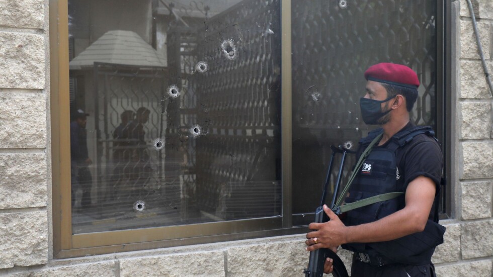 Най-малко шестима убити при нападение срещу стоковата борса на Пакистан (СНИМКИ)