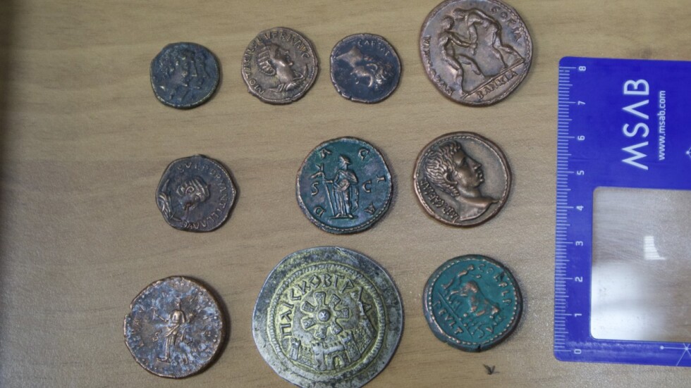 Монети и други ценности са открити в кабинета на шефа на „Национална полиция“