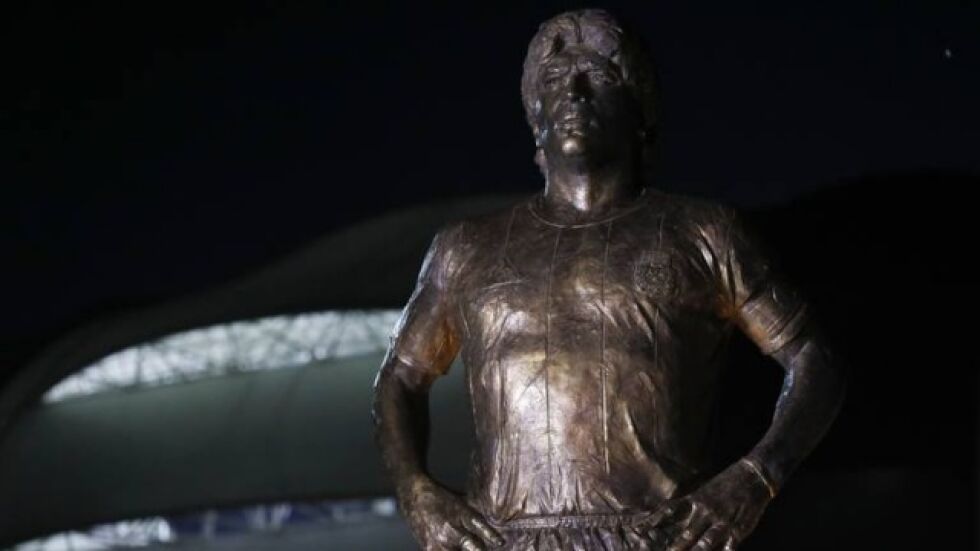 В Аржентина почетоха Марадона със статуя и специални екипи (ВИДЕО)