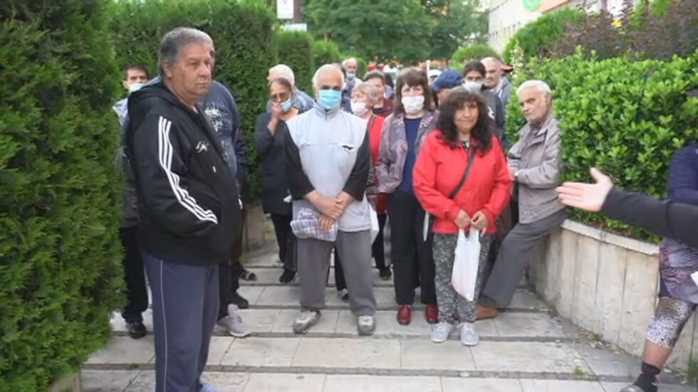 Пенсионери дойдоха да си получат парите след опита за грабеж на пощата във Видин