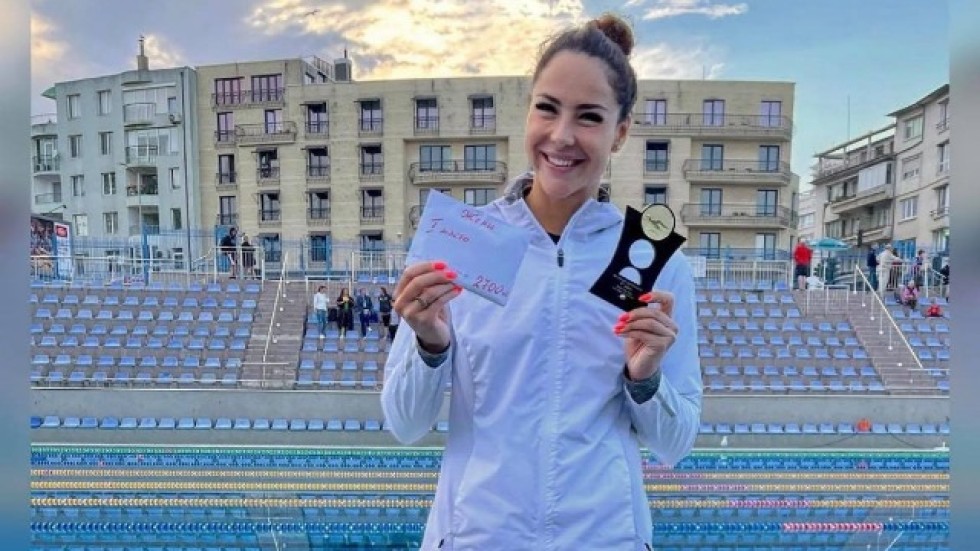 Най-добрата българска плувкиня дари премията си на болно дете