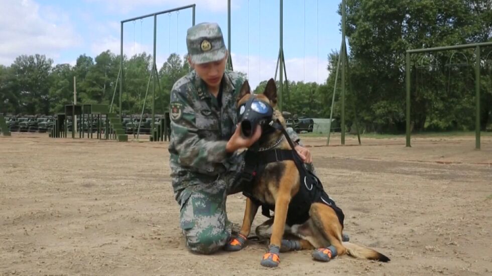 Военно куче за първи път скочи с парашут в Китай (ВИДЕО)