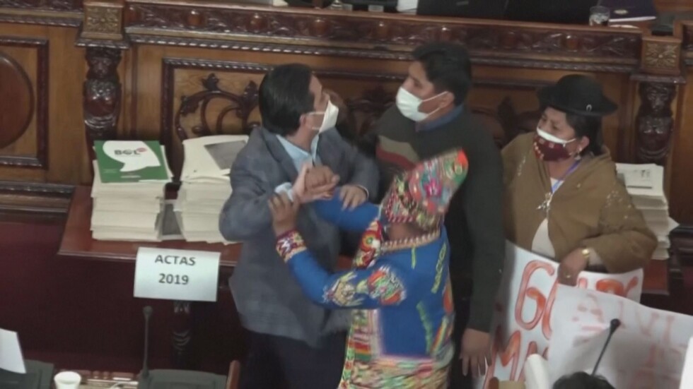 Юмручни схватки в парламента на Боливия (ВИДЕО)