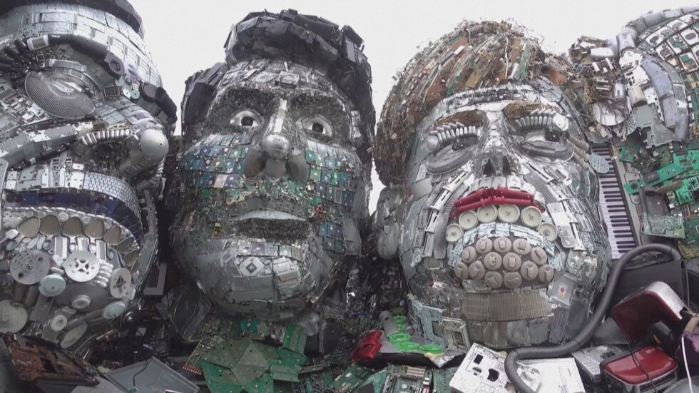 Направиха скулптура от електронни отпадъци на лидерите на Г-7 (ВИДЕО)