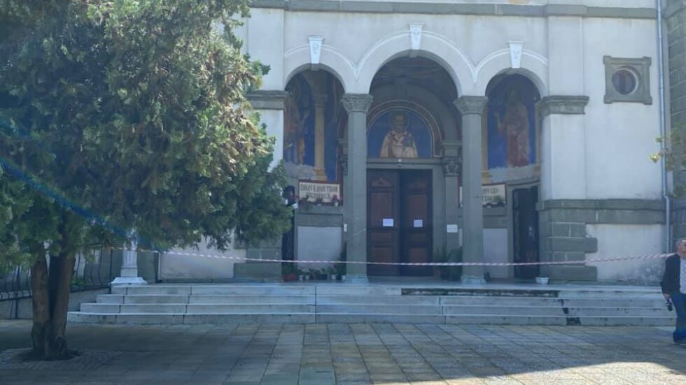 Обир с взлом в 200-годишна църква в Ямбол