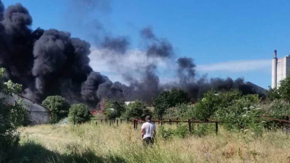Голям пожар горя в земеделска кооперация в град Бяла