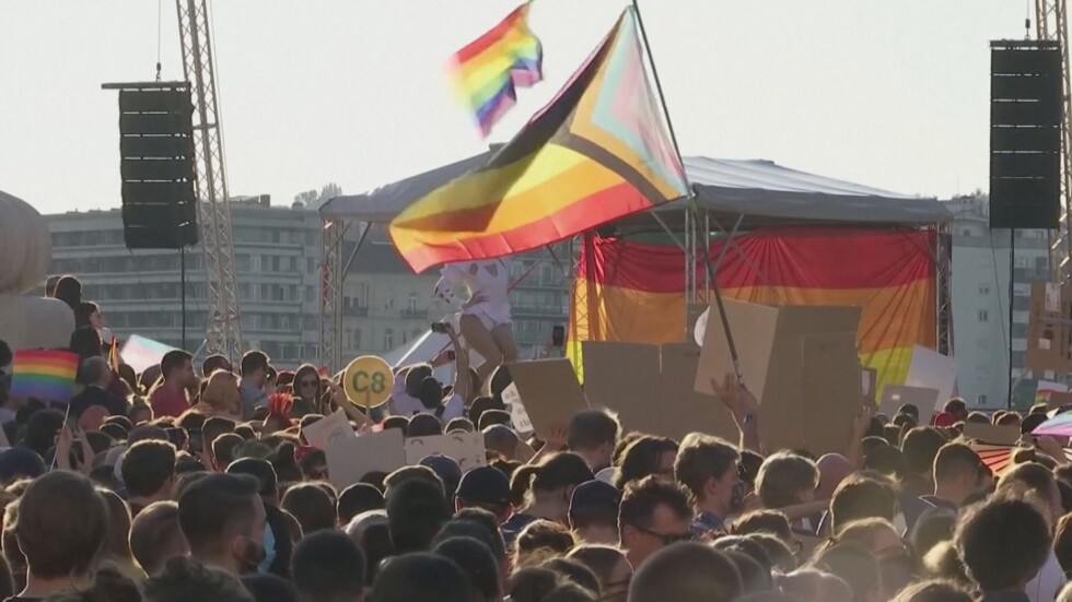 Протест в Унгария срещу закон, забраняващ дискусии за смяна на пола в училищата