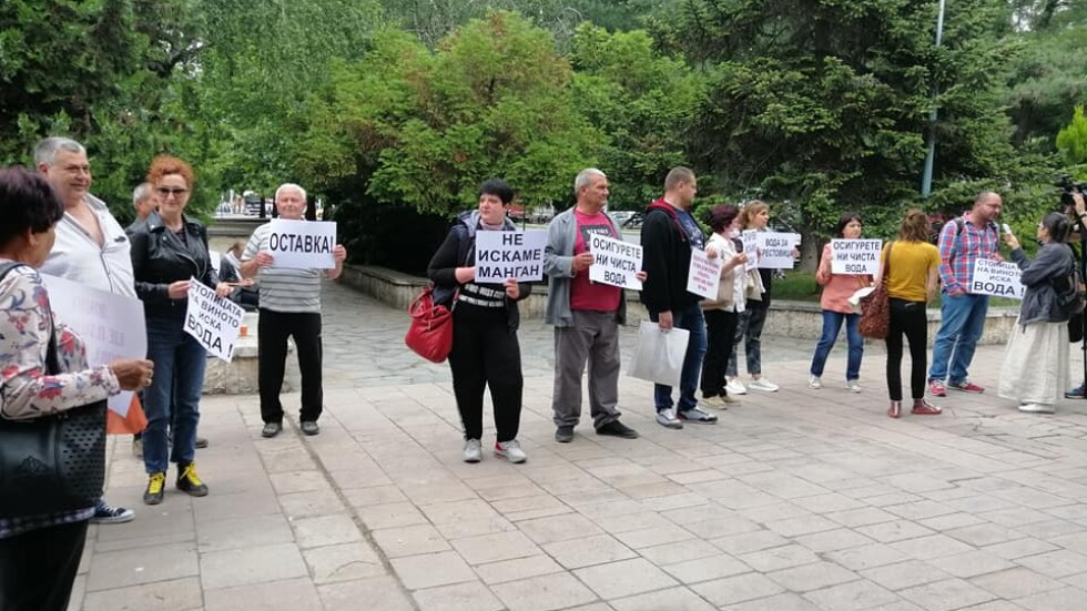 Брестовица на бунт: Искат оставки заради проблема с мангана във водата