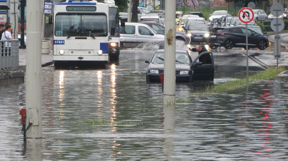 Проливен дъжд наводни улиците на Русе (СНИМКИ)