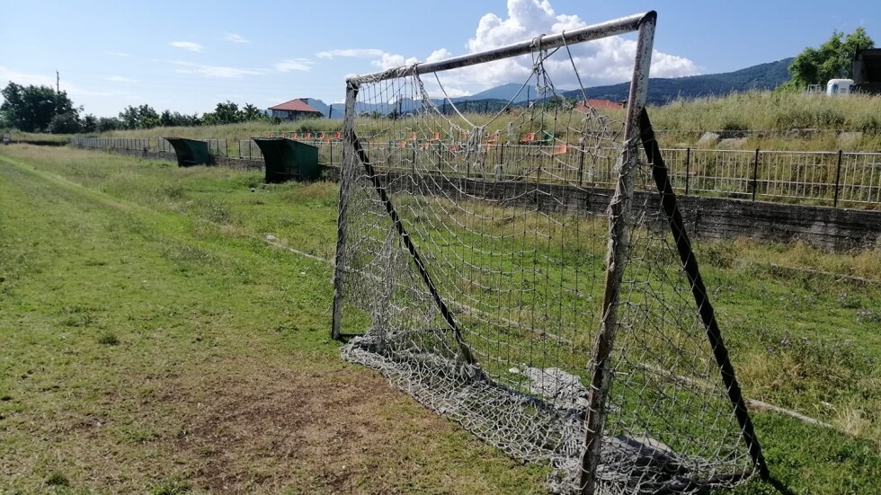 Футболна врата падна върху 3-годишно дете в Асеновград