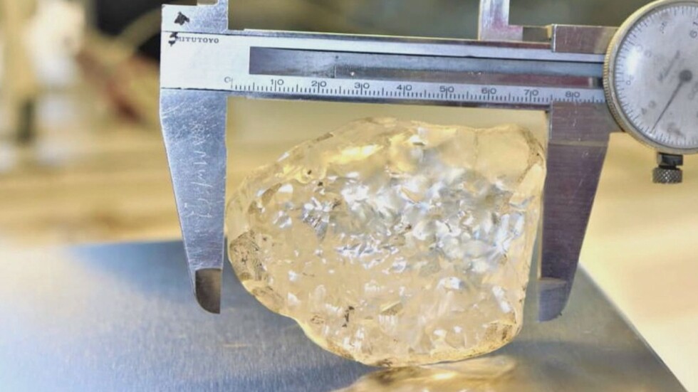 Огромен необработен диамант: Скъпоценният камък е 1098 карата