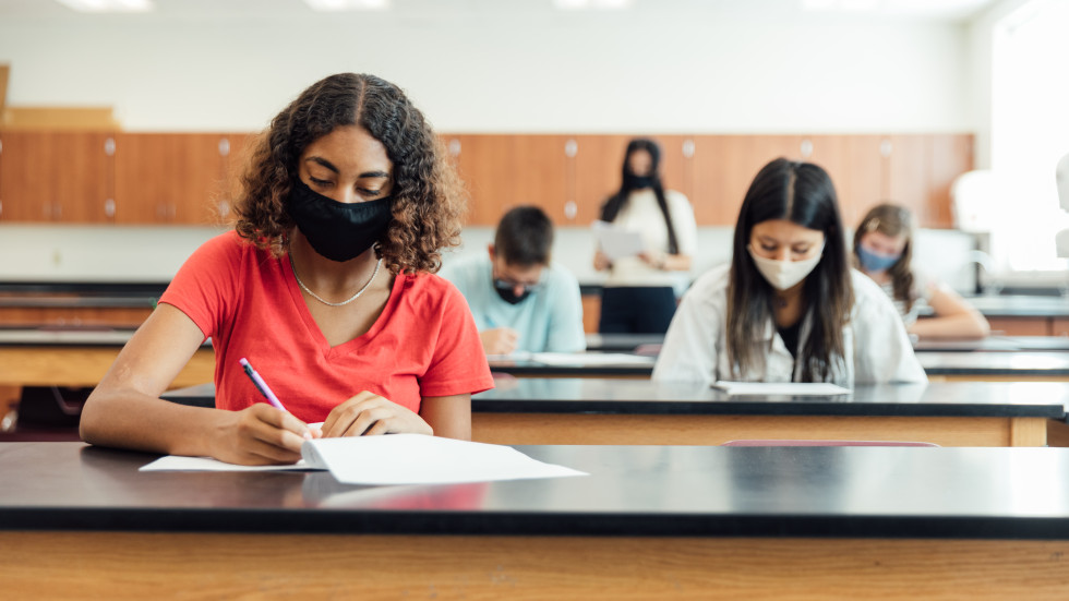 МОН: Големите ученици се връщат в клас без тестване, но срещу зелен сертификат