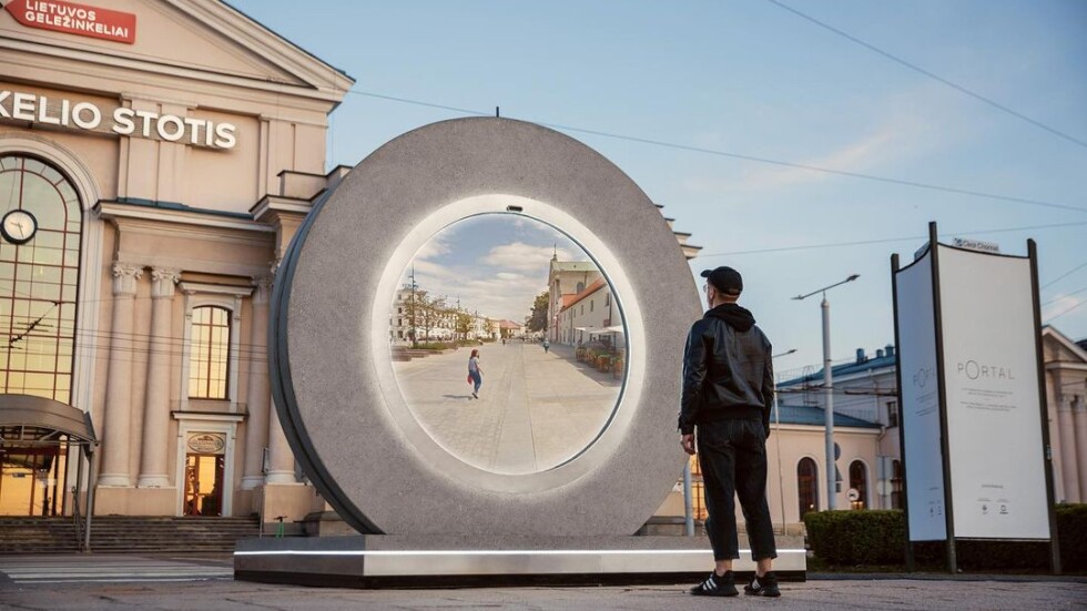 Футуристичен портал свърза литовската столица Вилнюс с полския град Люблин