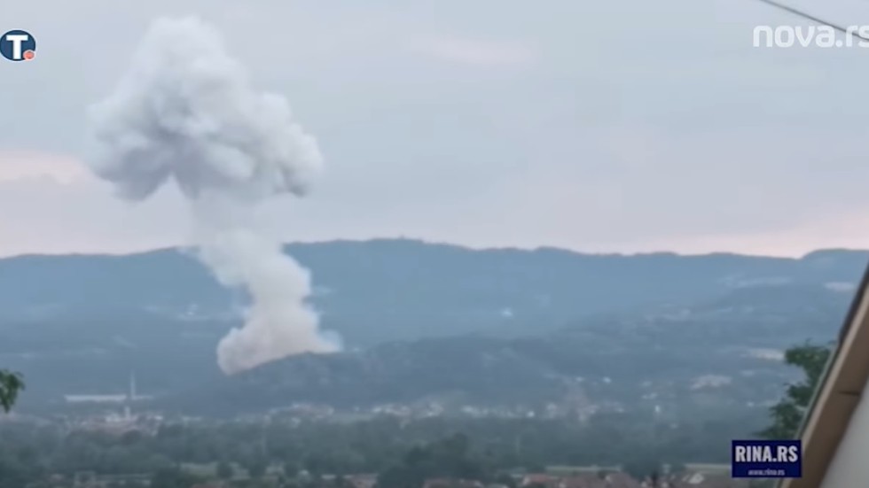 Поредица експлозии във военен завод в Сърбия, има ранени (ВИДЕО)