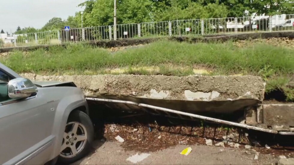 Велоалея се срути върху паркирали автомобили във Варна