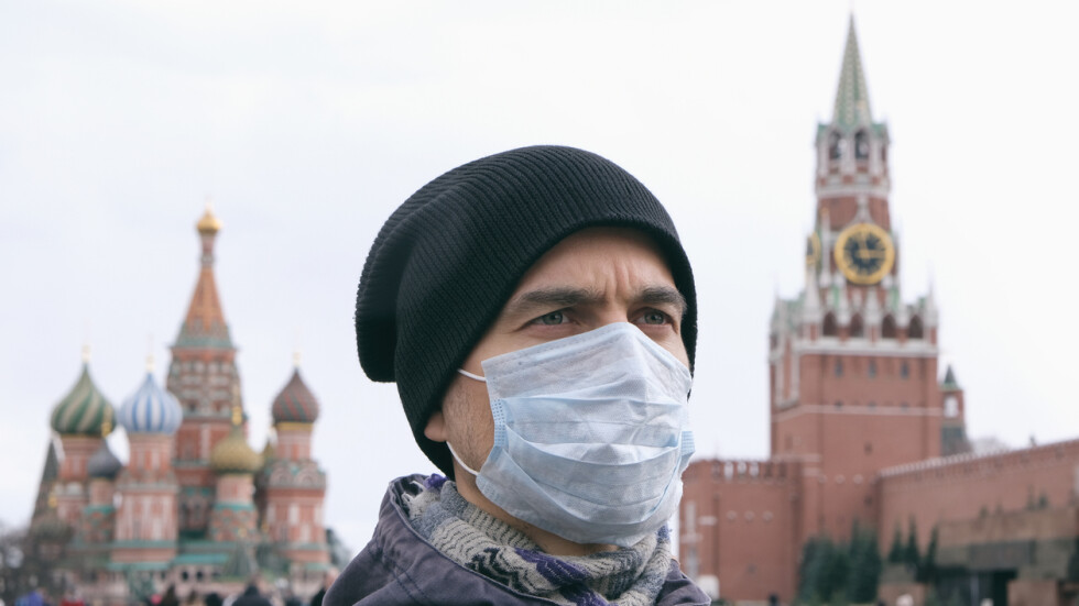 Нов ръст на заразените в Русия, неваксинираните отиват в платен отпуск