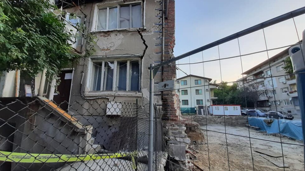 Къща се наклони на една страна заради изкоп в Пловдив