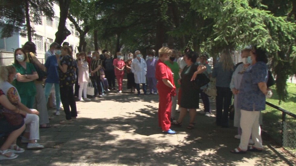 Медици на протест в подкрепа на директора на областната болница в Ямбол