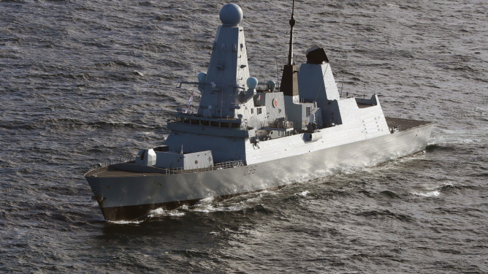 Руски кораб е произвел предупредителни изстрели по британски миноносец в Черно море