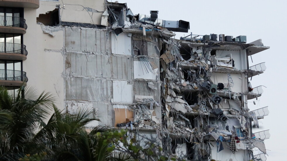 Многоетажна жилищна сграда се срути в Маями