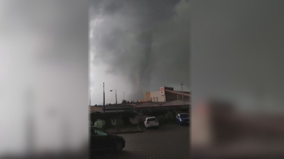 Торнадо премина през Южна Моравия в Чехия: Разказва очевидец, бил в "окото на бурята"