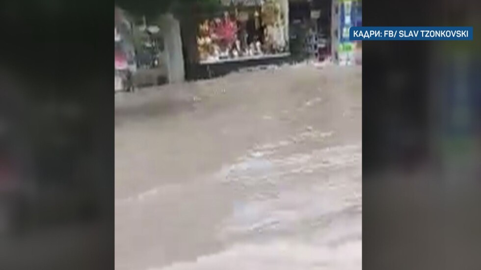 Силен дъжд наводни улици във Велико Търново (ВИДЕО)