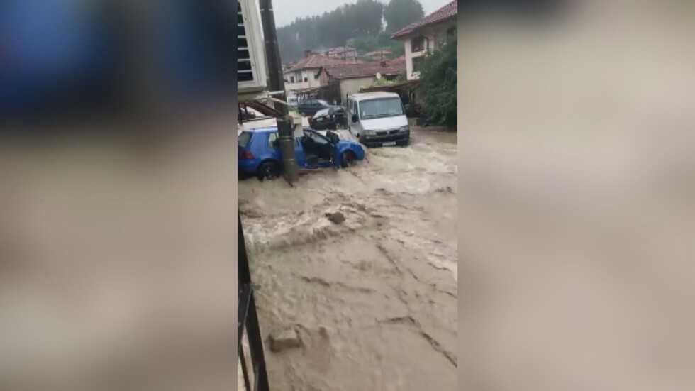 Котел след пороя: Наводнени жилища, преляла река и евакуация (ОБОЗР)
