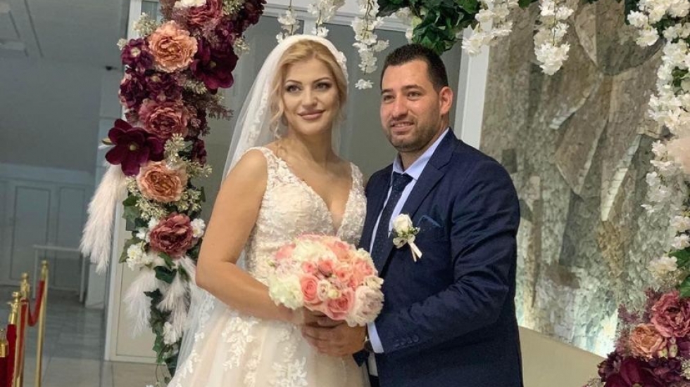Мисис "България Европа" се омъжи в дълга бяла рокля с ниско изрязан секси гръб (СНИМКИ)
