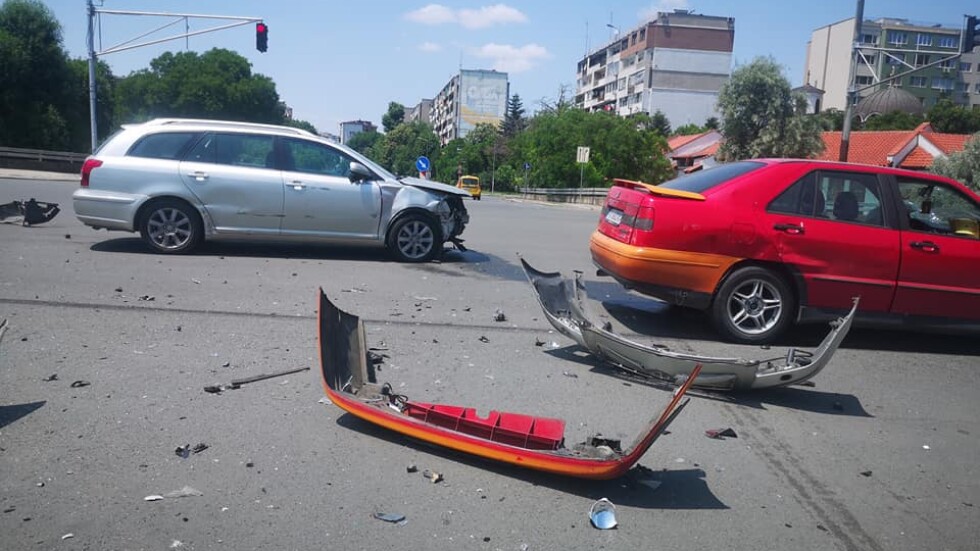 Тежка катастрофа в Бургас изпрати двама в болница (СНИМКИ)