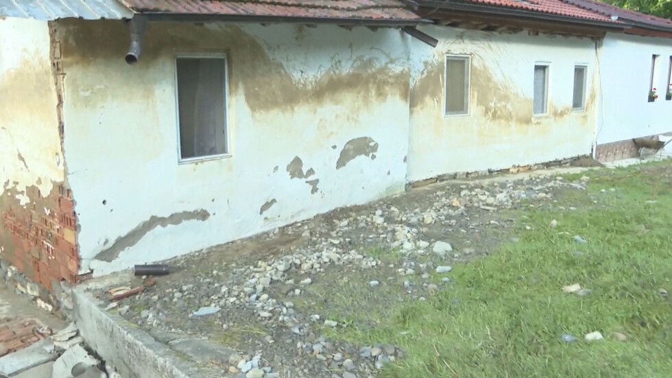 Откъснати села и наводнени къщи след пороя в Антоново