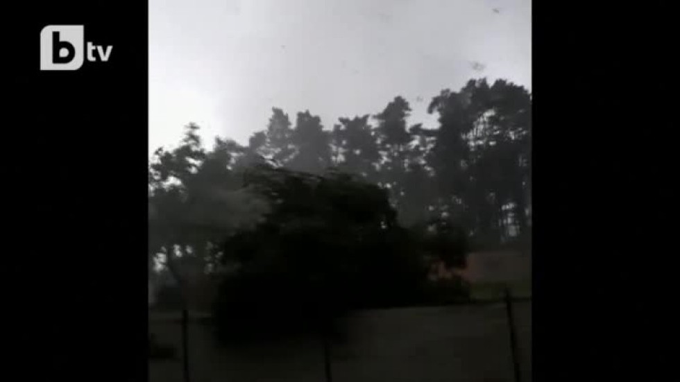 Опасна близост: Мъж засне как торнадото в Чехия унищожава дома му (ВИДЕО)