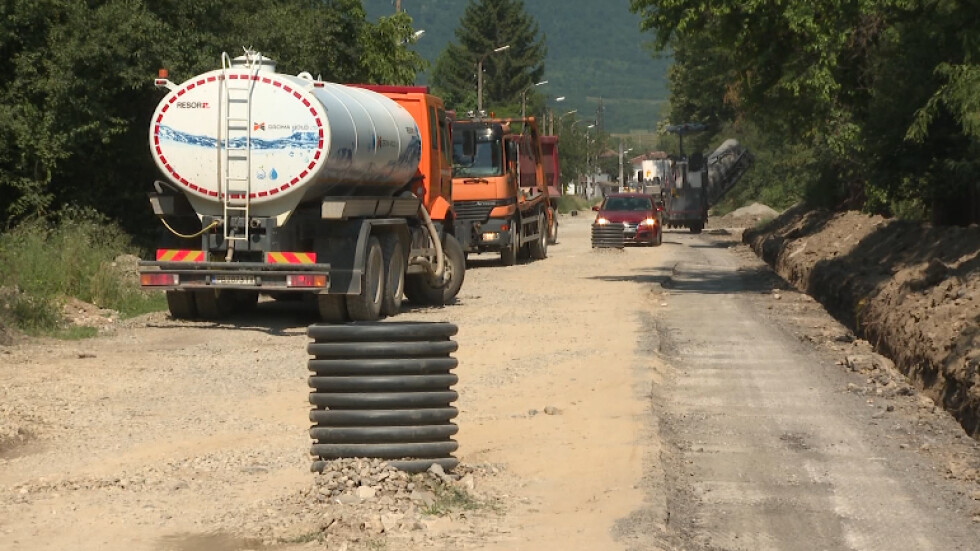 Без улици заради ремонт: Защо всички пътища в село Литаково са разкопани?