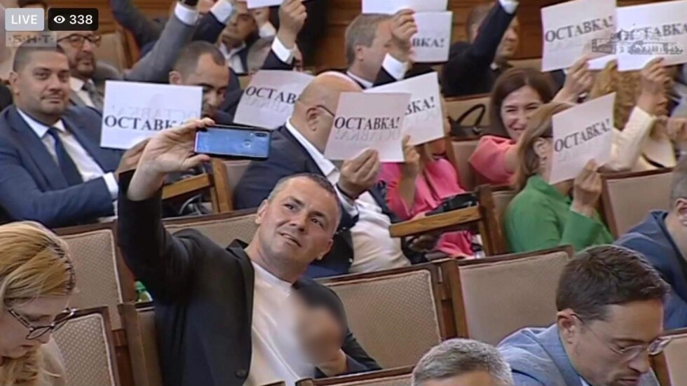 Ицо Хазарта показа неприличен жест в НС, от ГЕРБ поискаха да бъде наказан