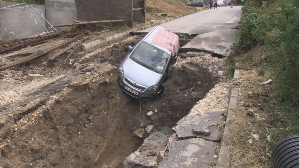 След мощната буря в Русе: Автомобил пропадна в огромен ров (ВИДЕО)