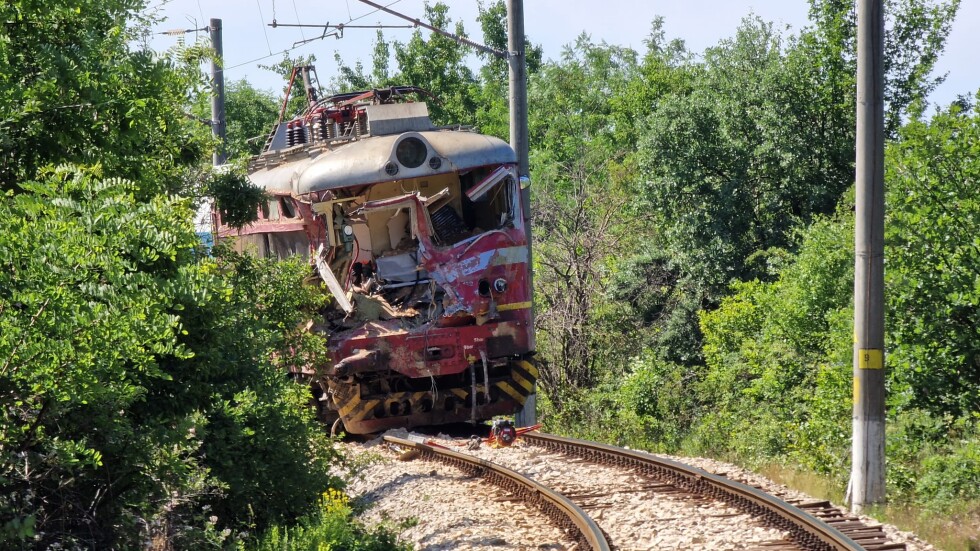 Катастрофата с влак: Установява се дали сигнализацията на прелеза е работила при инцидента