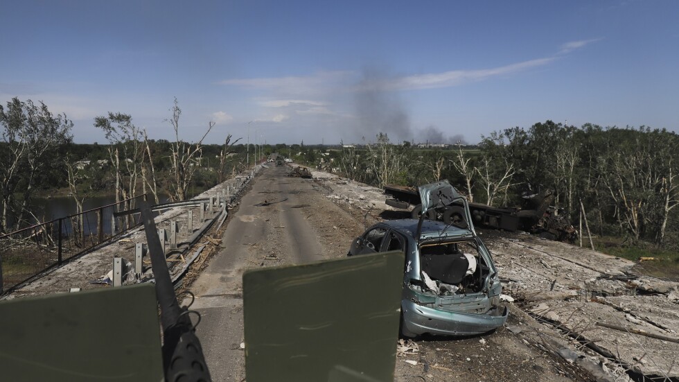 Войната в Украйна: Пожар в химически завод след бомбардировки в Северодонецк
