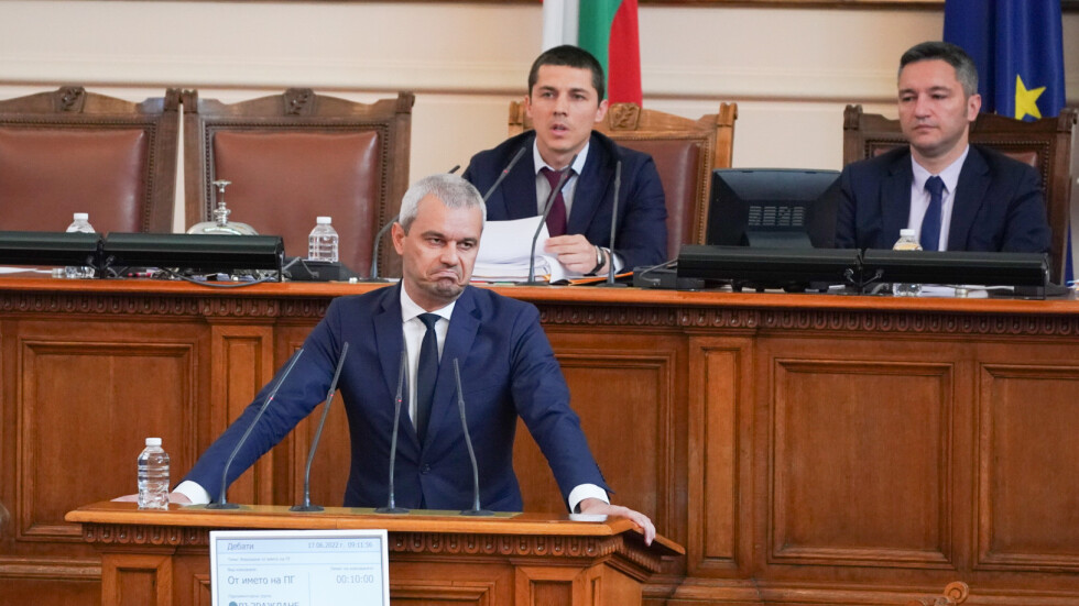 Костадинов нарече протестиращите „фашистка измет“, последва скандал в залата