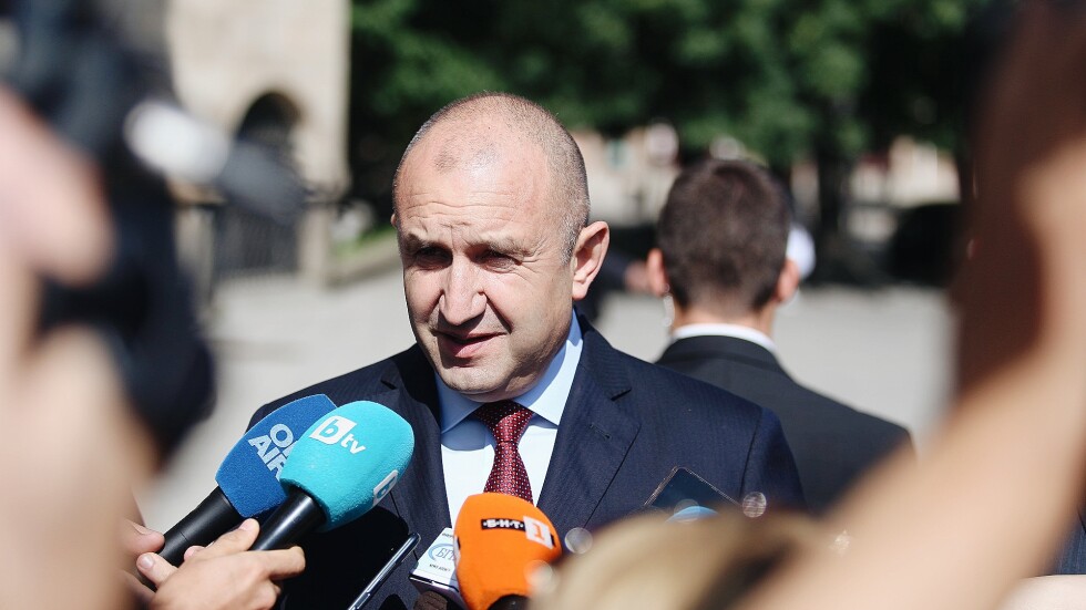 Радев: Петков е премиер на България, а не куриер на Франция за С. Македония