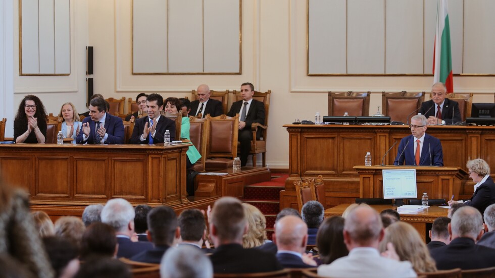 Дебати по вота на недоверие: Ще успее ли кабинетът „Петков” да събере подкрепа? (ОБЗОР)