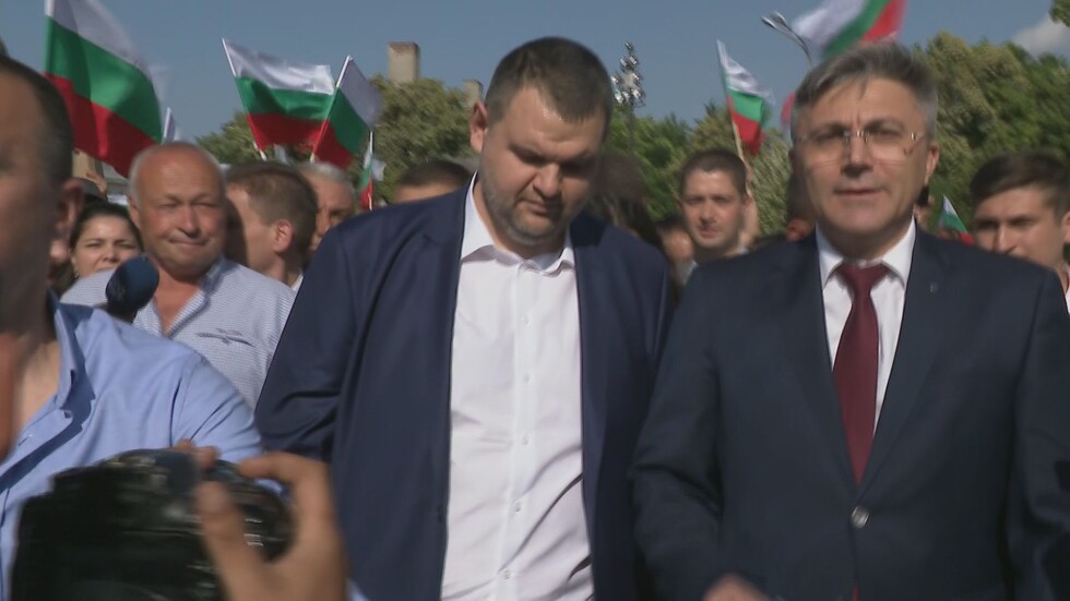 Делян Пеевски се появи на протеста срещу правителството (ВИДЕО)
