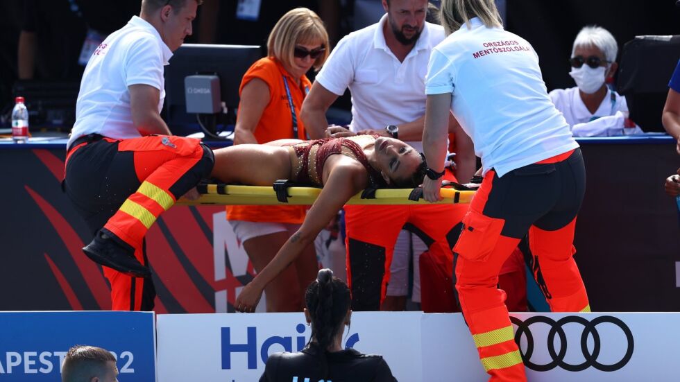 Американка припадна в басейна, треньорка я спаси от удавяне