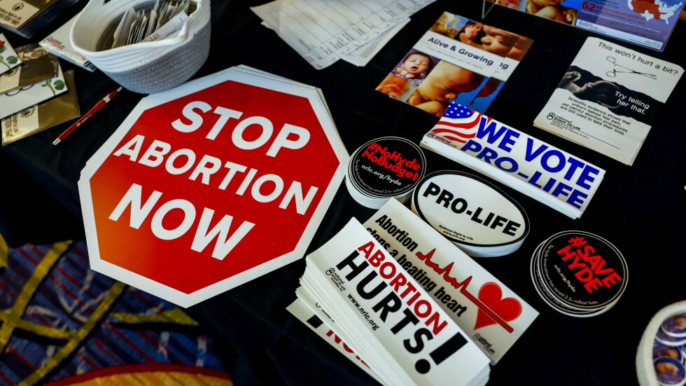 Върховният съд в САЩ разреши на щатите да забраняват абортите